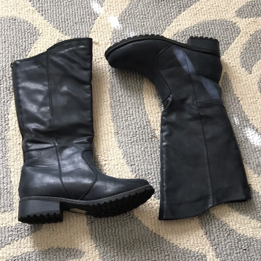 Riding boots with zipper on the back